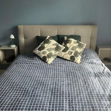 2 Room, 1 Bed Apartment, Balcony & Close To Metro アパート