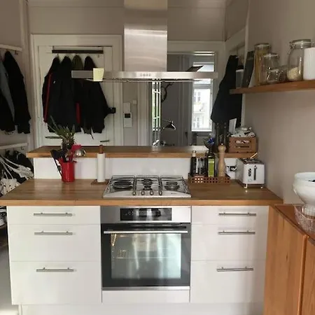 2 Room, 1 Bed Apartment, Balcony & Close To Metro アパート