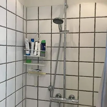 2 Room, 1 Bed Apartment, Balcony & Close To Metro アパート