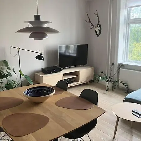 アパート 2 Room, 1 Bed Apartment, Balcony & Close To Metro *